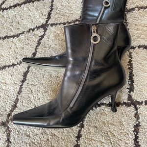 Donald J Pliner size 9 black leather boots